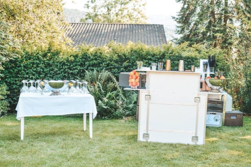 Frühlingscocktails mit mobiler Bar